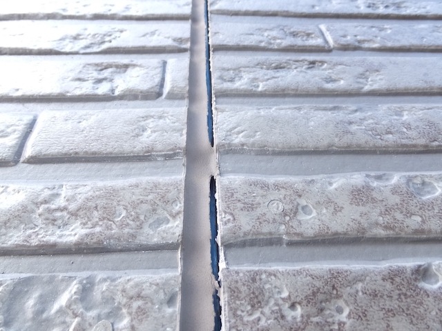 隙間が生じたコーキング